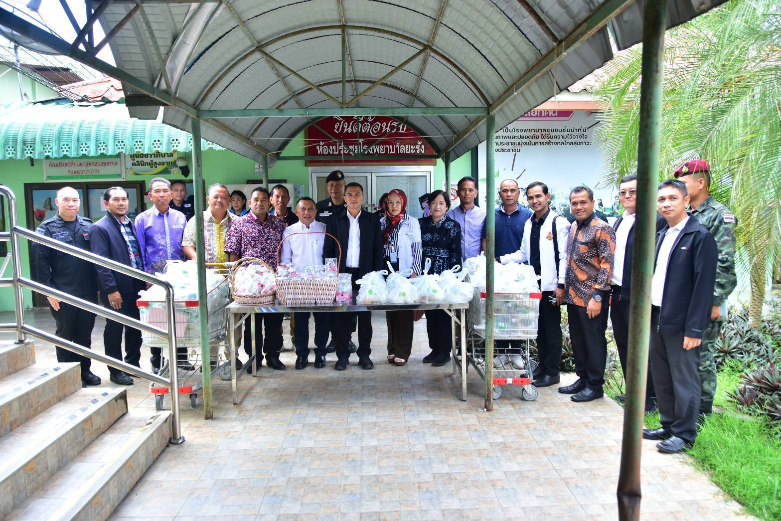 พช.ยะรัง ร่วมมอบข้าวกล่อง อินทผลัม และเครื่องดื่ม แก่ประชาชนผู้ถือศีลอดในเดือนรอมฎอน ณ โรงพยาบาลยะรัง